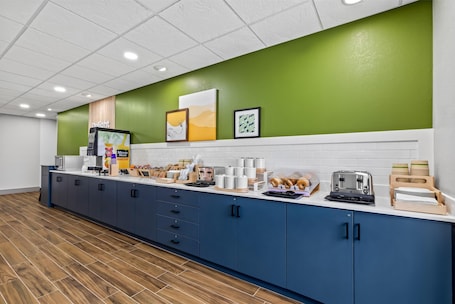 Free daily continental breakfast