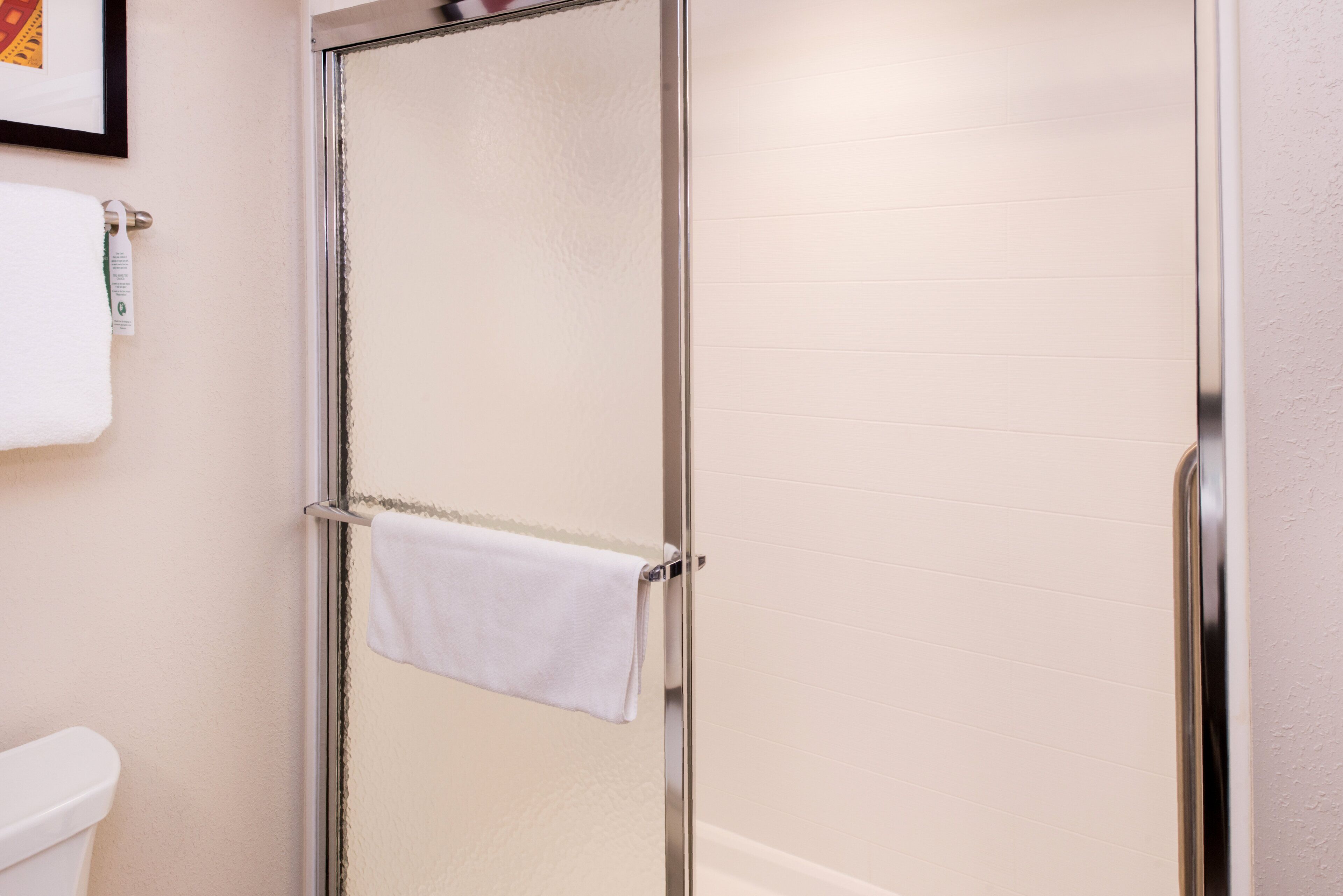 Hydromassage showerhead, free toiletries, hair dryer, towels