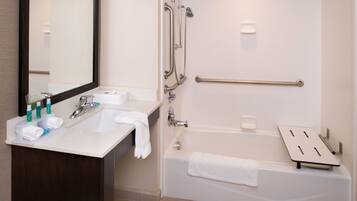 Een hydromassagedouche, gratis toiletartikelen, een haardroger