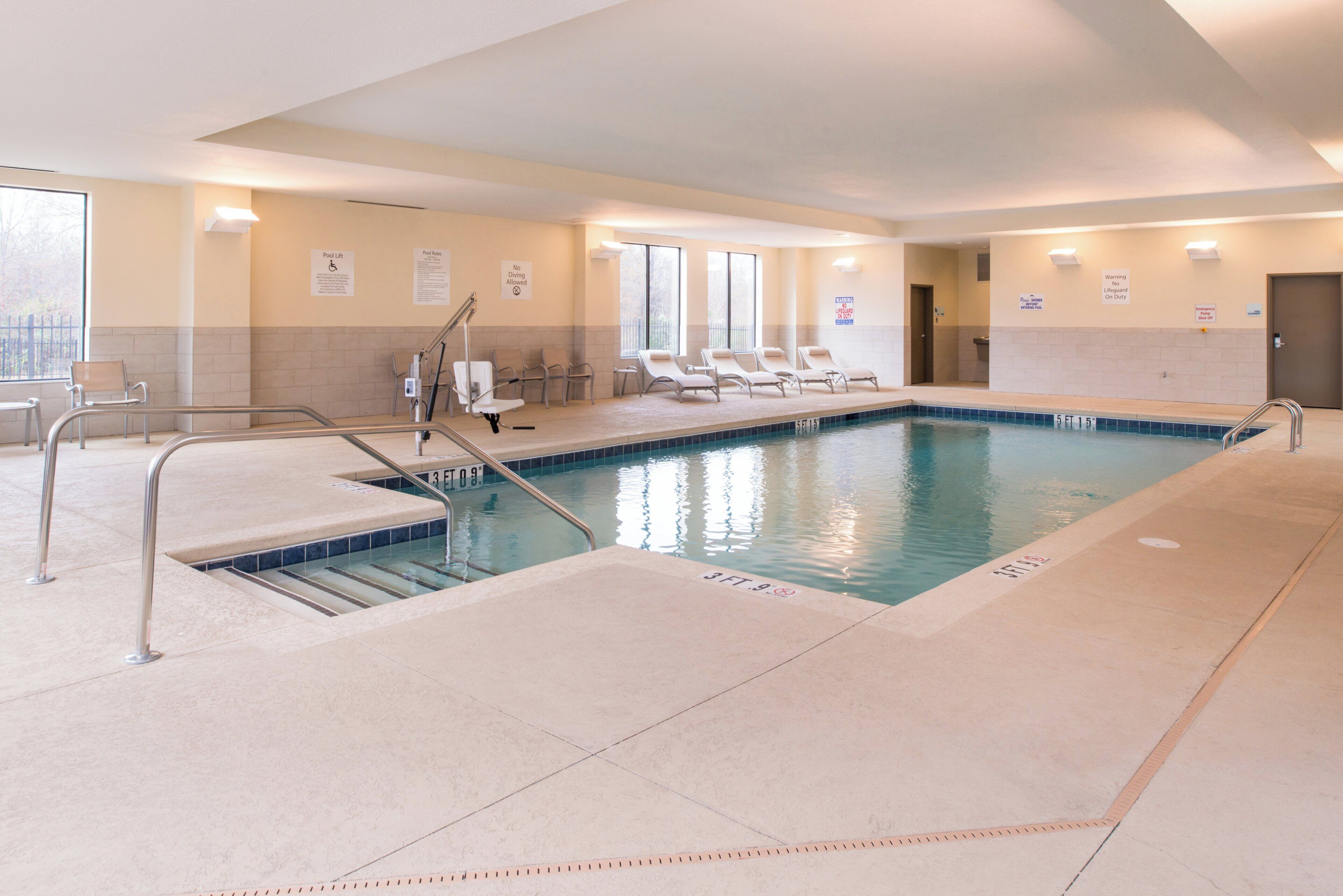 Indoor pool, sun loungers