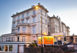 Façade de lâhĂ©bergement â soirĂ©e/nuit
