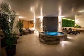 Indoor spa tub - TLH Victoria Hotel - TLH Leisure, Entertainment and Spa Resort (Torquay)