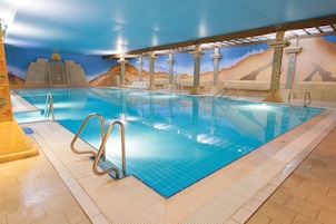 2 piscinas cubiertas, una piscina al aire libre de temporada, sombrillas