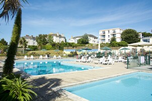 2 piscinas techadas, una piscina al aire libre de temporada, sombrillas