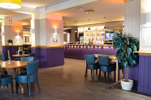 4 bars/lounges, sports bar