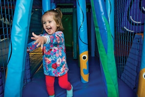 Tempat bermain anak – indoor