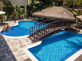 2 室外游泳池，池畔遮阳伞，日光浴躺椅