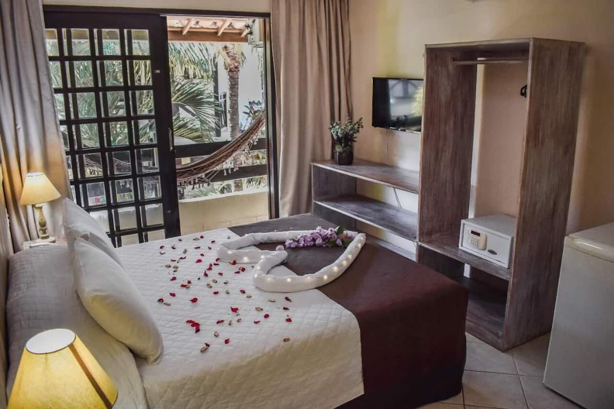 Minibar, caja de seguridad en la habitación y escritorio