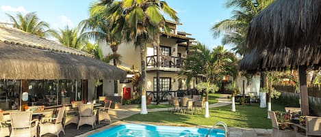 2 piscinas al aire libre, sombrillas, sillones reclinables de piscina