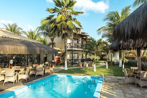 2 piscinas al aire libre, sombrillas, sillones reclinables de piscina