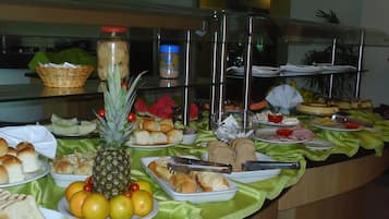 Café da manhã com buffet grátis todos os dias