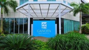L’extérieur de l’hôtel GaiVota Rio présente une façade moderne, de grandes fenêtres et un espace d’entrée abrité.