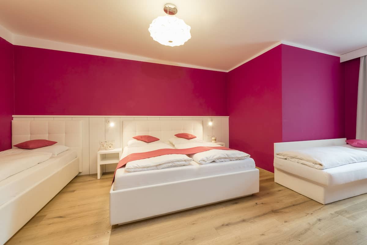Superior-Vierbettzimmer | 2 Schlafzimmer, Minibar, Zimmersafe, Schreibtisch