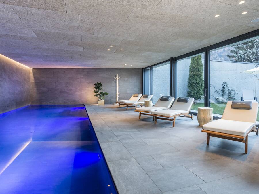 Inomhuspool, parasoller och solstolar