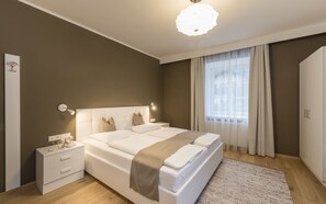 高級雙人房 | 迷你吧、客房內保險箱、  書桌、遮光布/窗簾