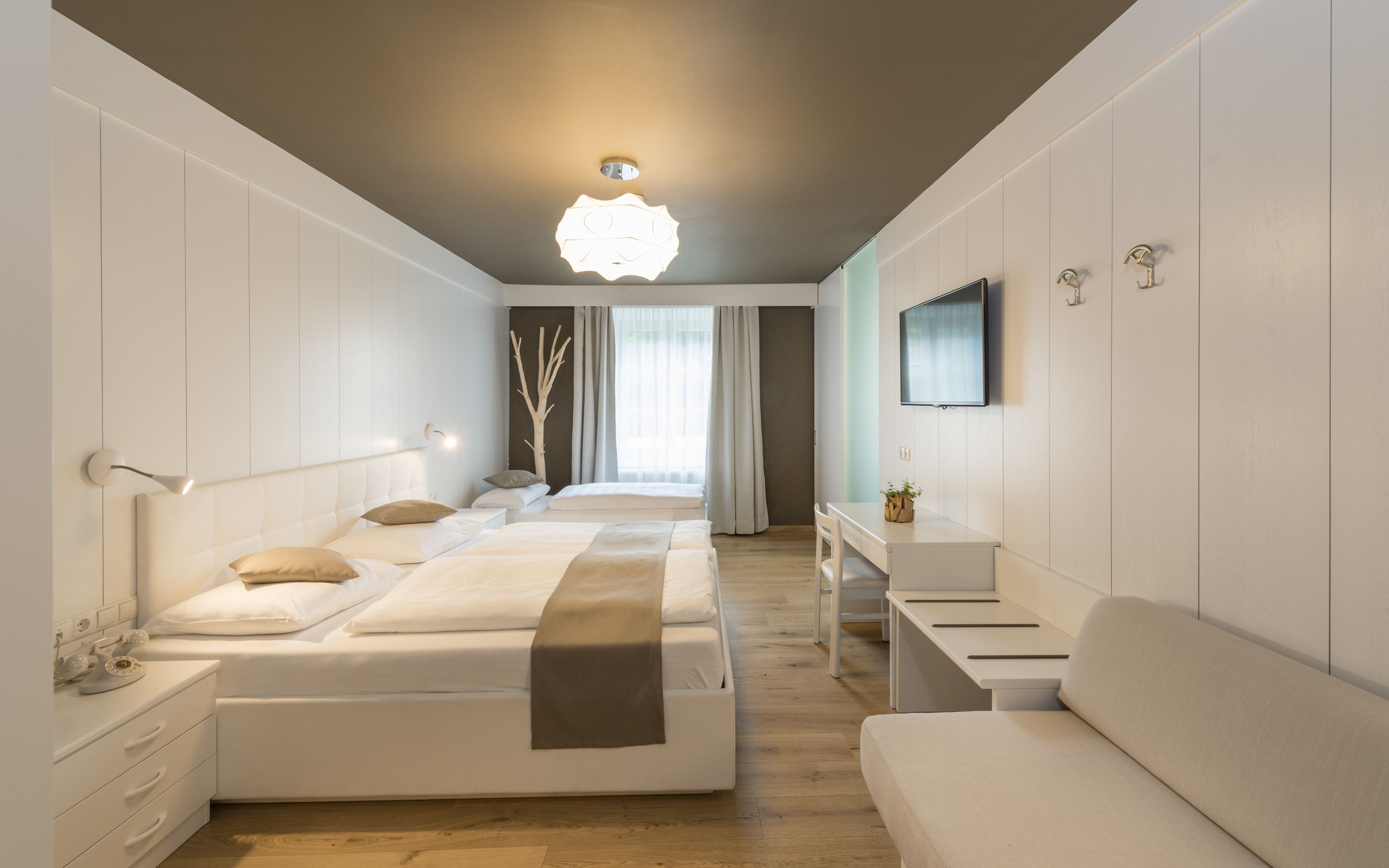 2 bedrooms, minibar, in-room safe, desk