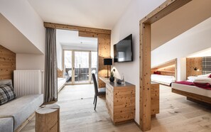 Suite Junior | Minibar, coffres-forts dans les chambres, bureau, rideaux occultants