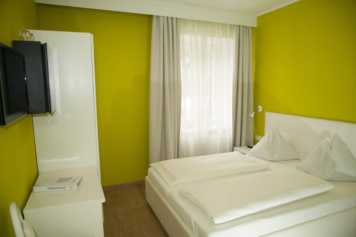 Kleines Doppelzimmer | 2 Schlafzimmer, Minibar, Zimmersafe, Schreibtisch