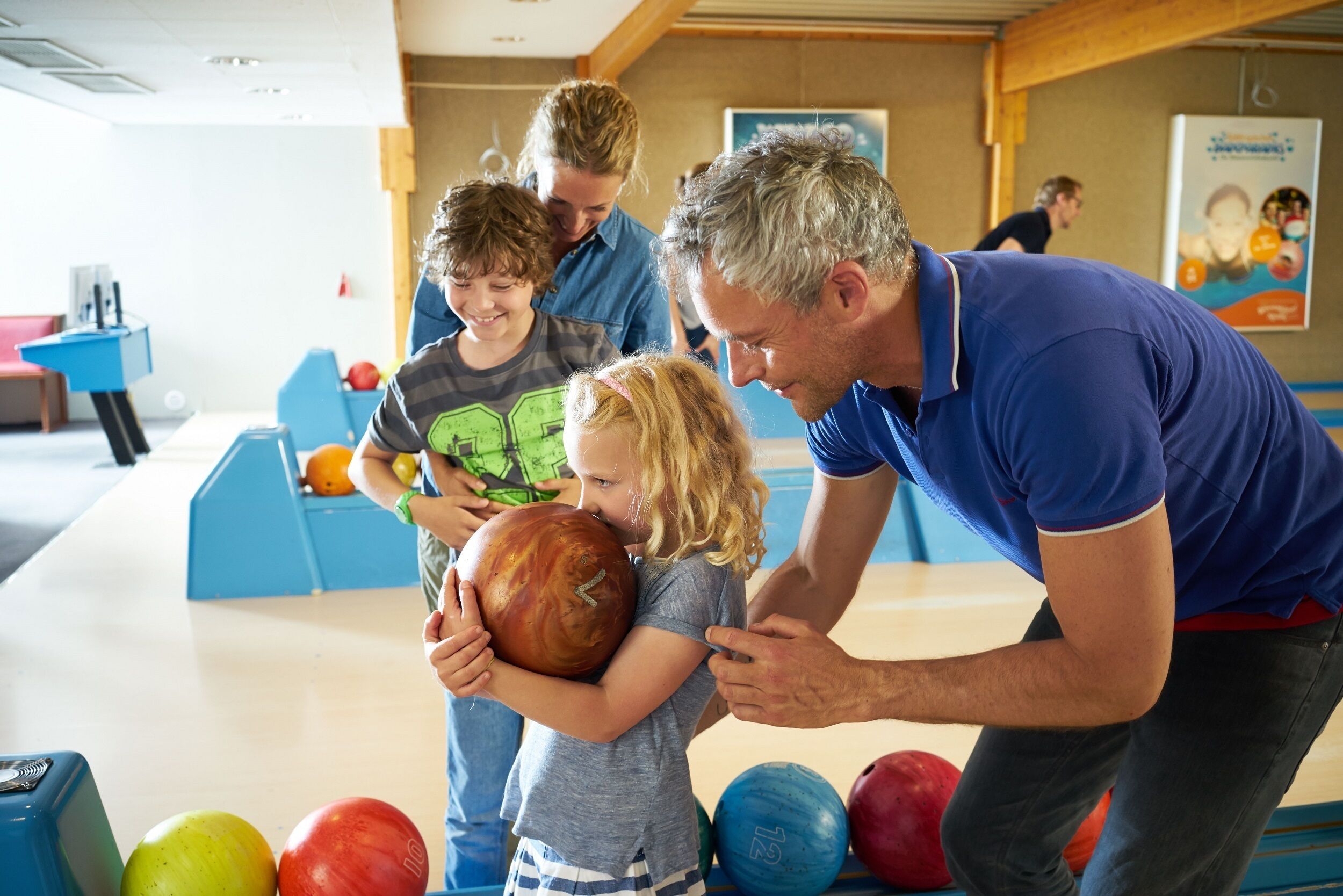 Une salle de bowling avec plusieurs boules et quilles.