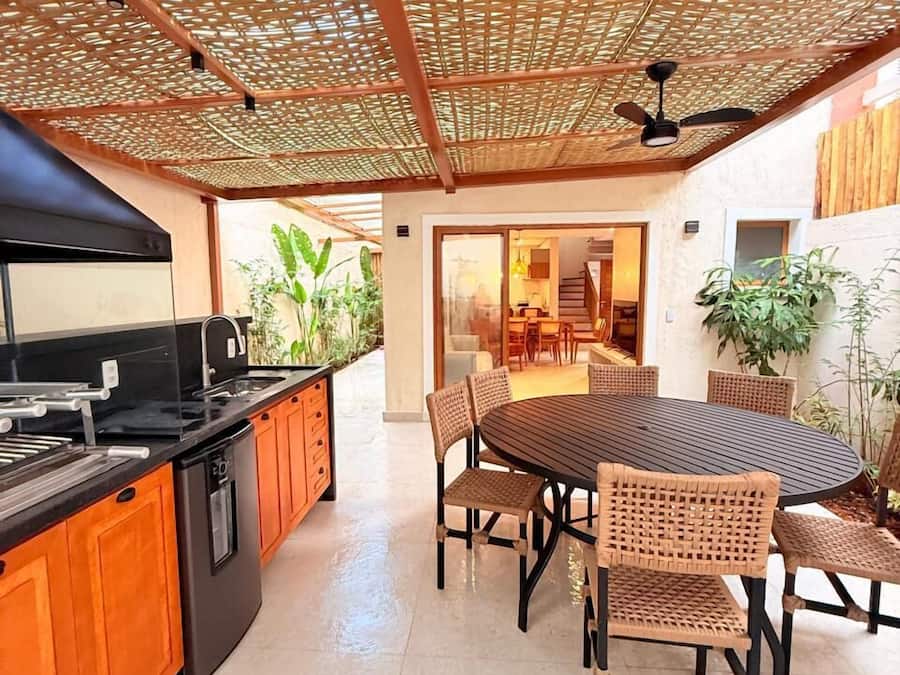 Familie huis | Woonruimte | Een 43-inch smart-tv met satellietzenders