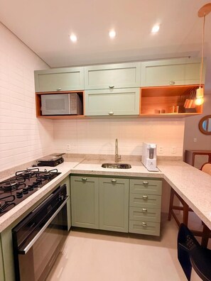 Master Room | Private kitchen | Fridge, microwave, toaster, cookware/dishes/utensils