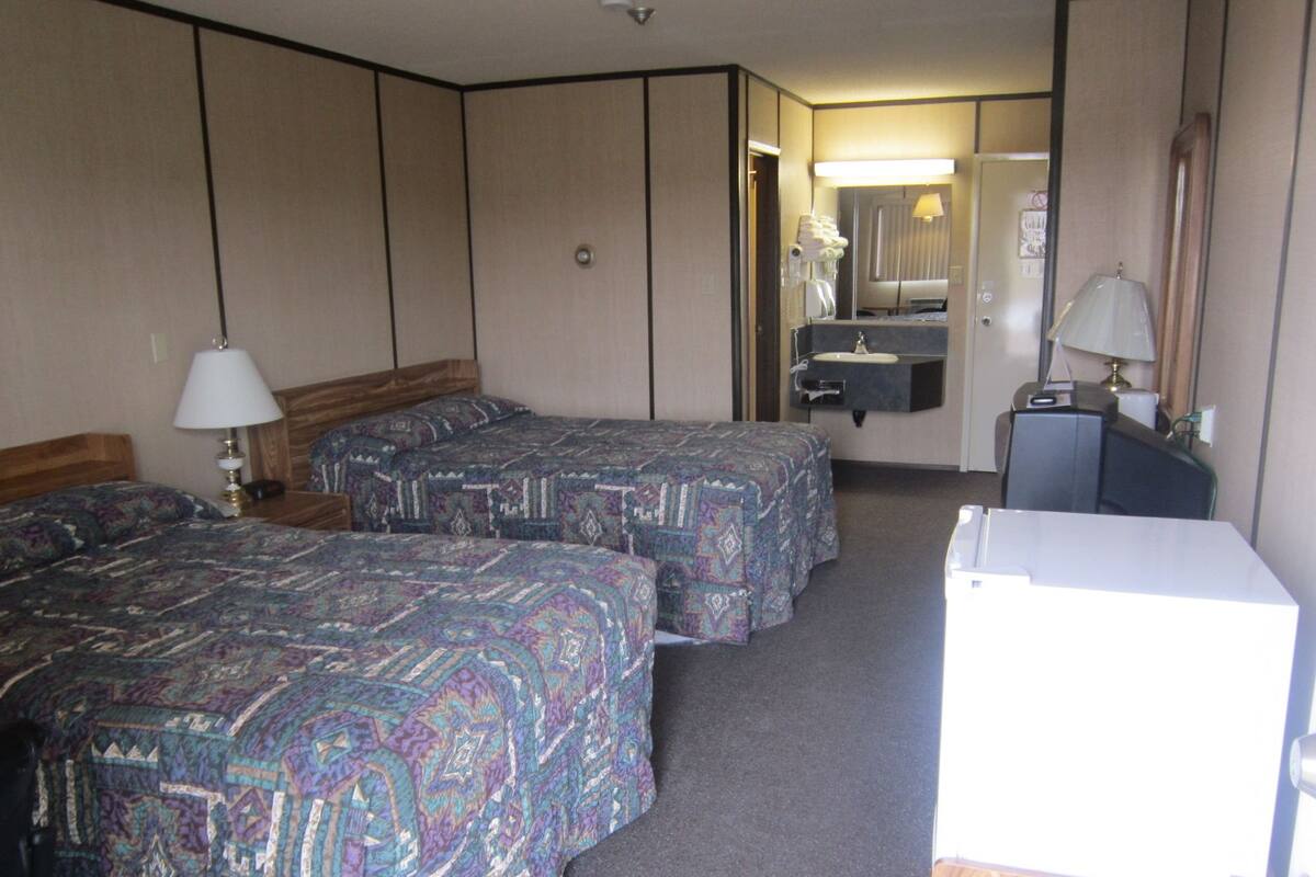 Standard Room, 2 Double Beds | WiFi (free), bed sheets
