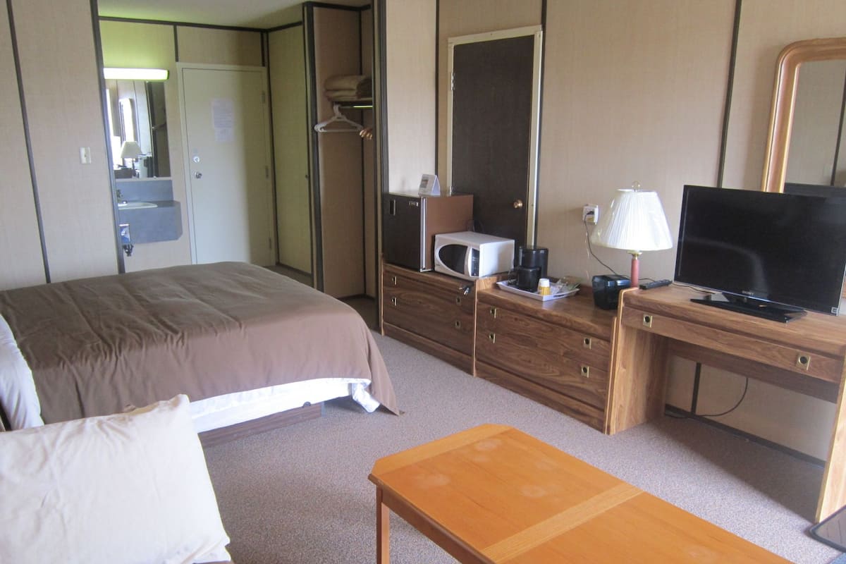 Standard Room, 1 Queen Bed | WiFi (free), bed sheets