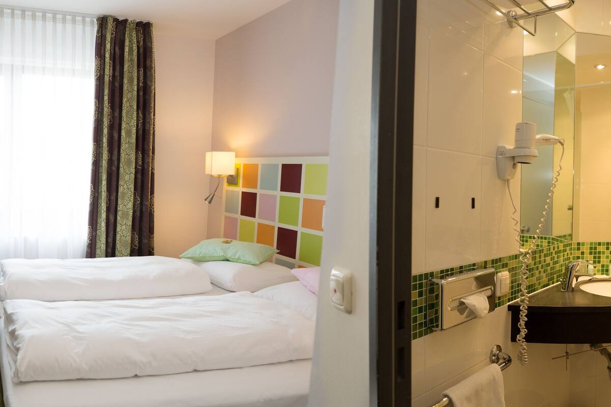 economy double room | bathroom | free toiletries, hair dryer, bathrobes, towels