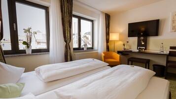 Standard dubbelrum | Sängtillbehör av högsta kvalitet och värdeförvaringsskåp på rummet