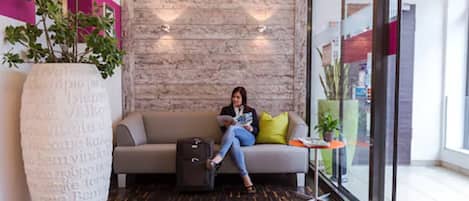 Coin salon dans le hall