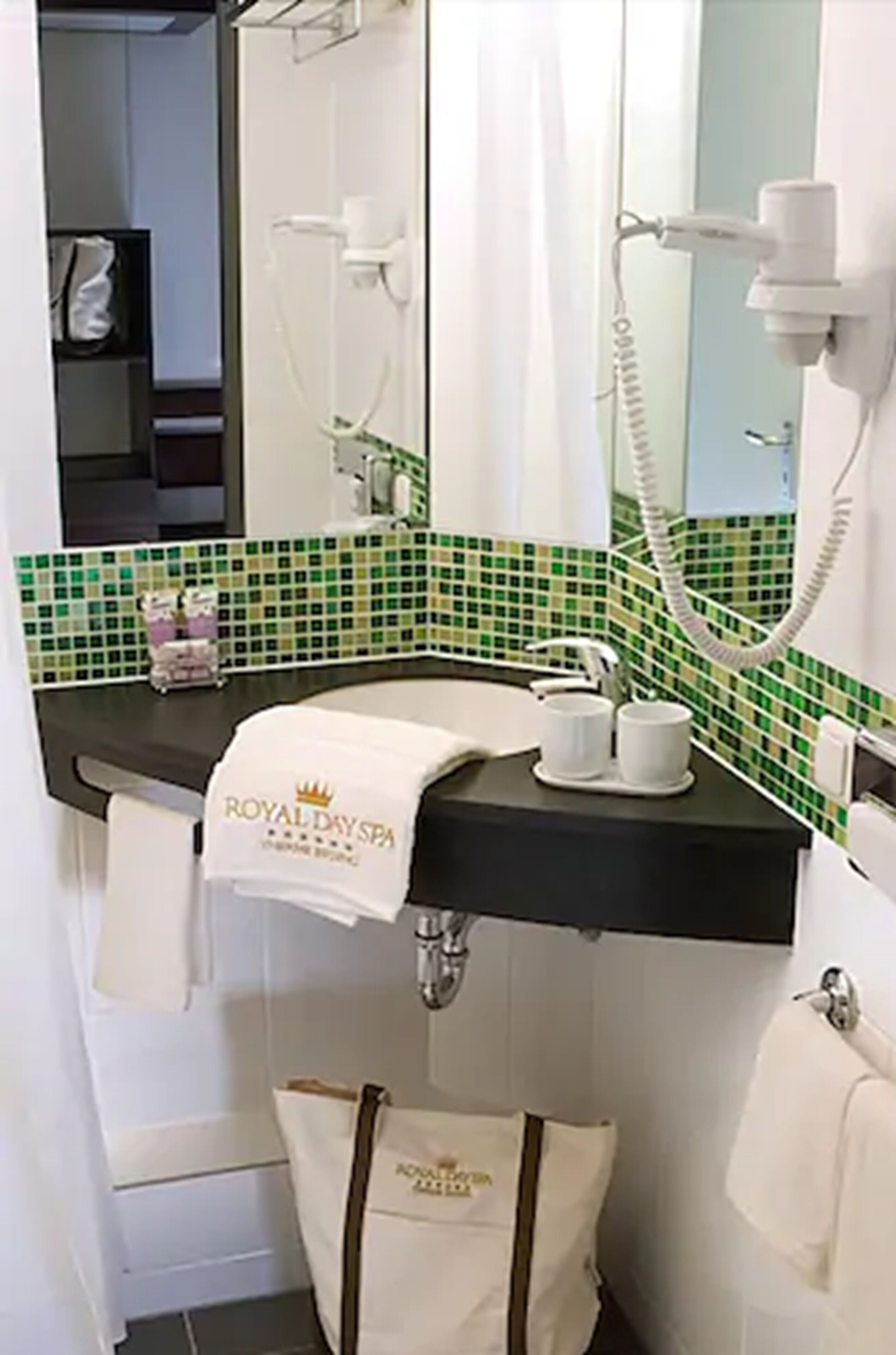 standard single room | bathroom | free toiletries, hair dryer, bathrobes, towels