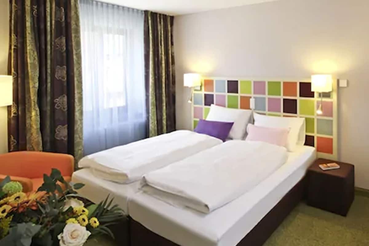 Chambre Ă©conomique double | Literie de qualitĂ©, coffre-fort, bureau, rideaux dâobscurcissement