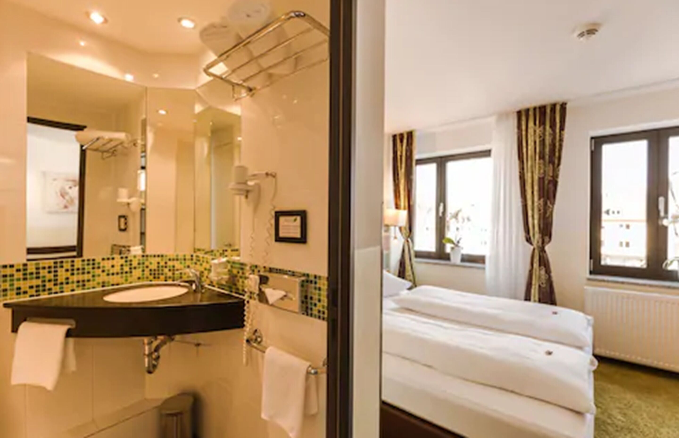 standard double room | bathroom | free toiletries, hair dryer, bathrobes, towels