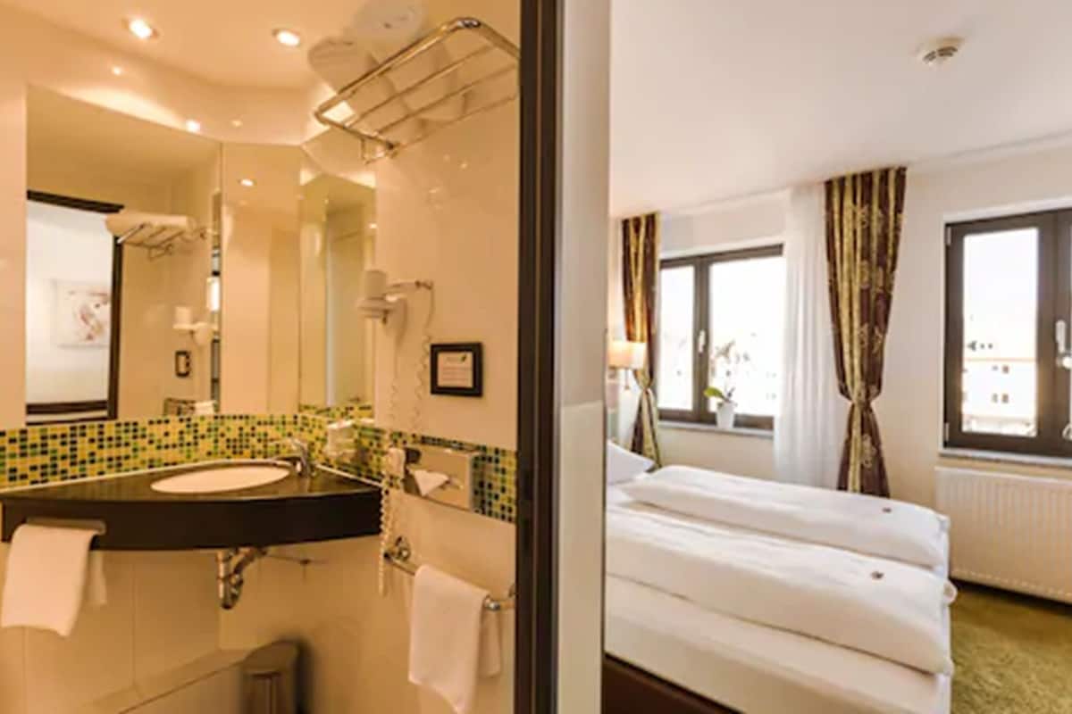 standard double room | bathroom | free toiletries, hair dryer, bathrobes, towels