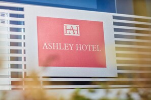 Letrero del Hotel Ashley, con fondo rojo y letras blancas.
