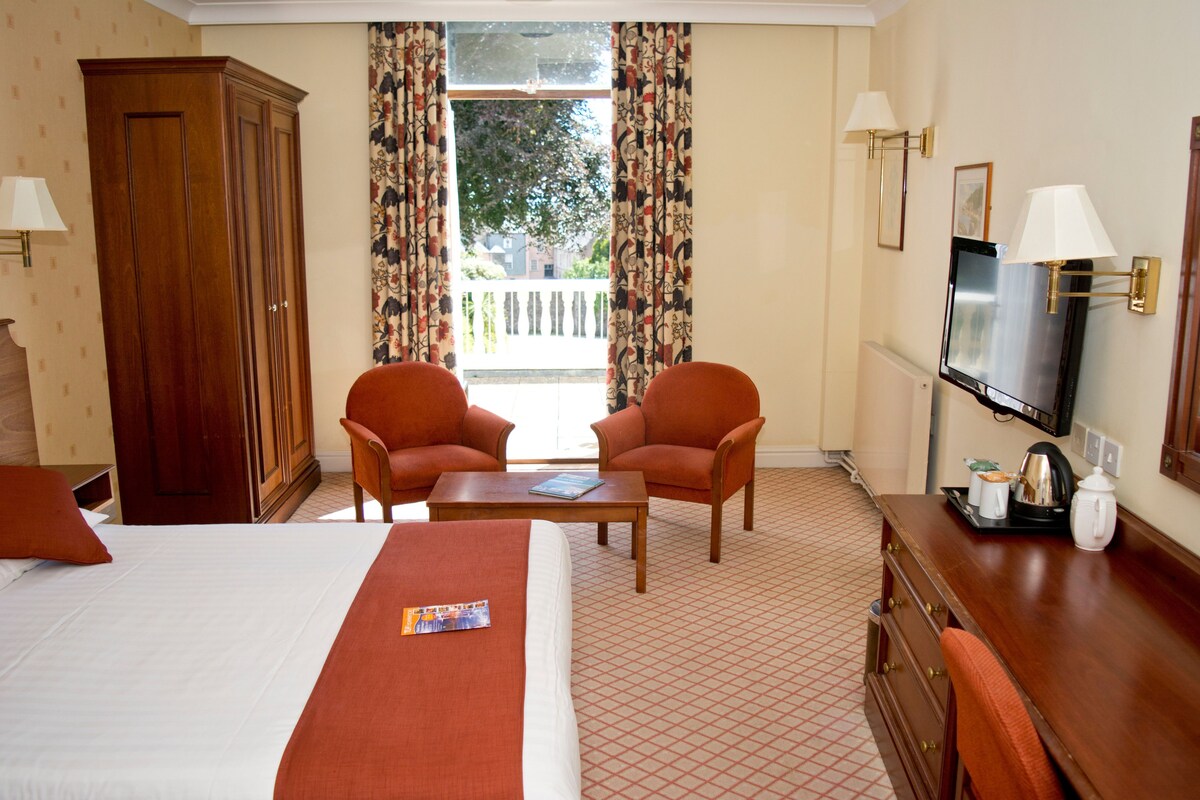 In-room safe, desk, WiFi (free), bed sheets