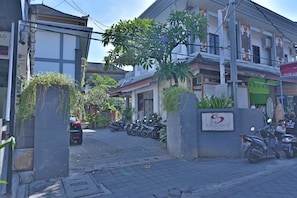 Entrada de un hotel con un cartel que dice 'Sandat Hotel Kula'.