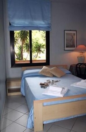 Safe på rommet, strykejern/-brett og sengetøy