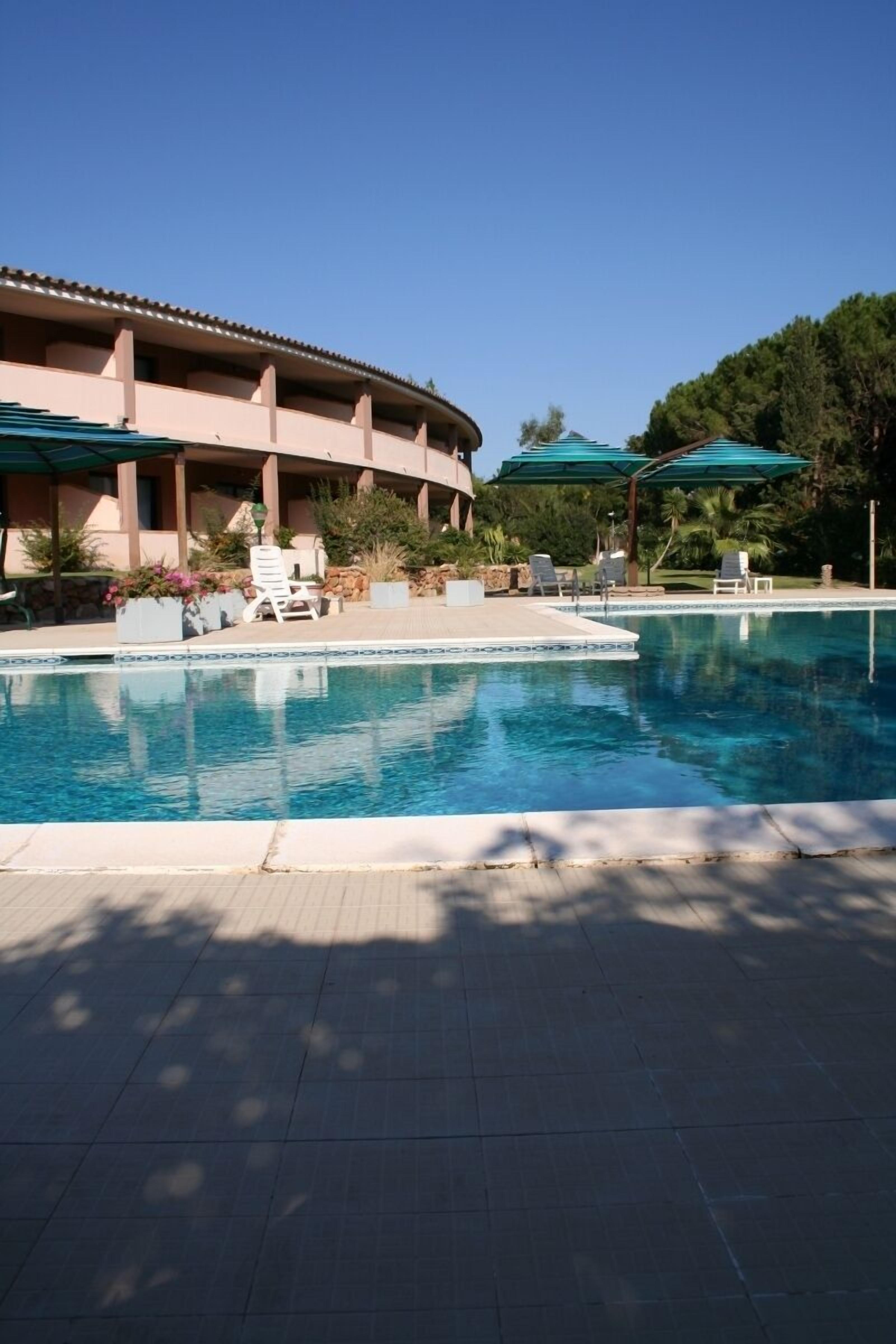 Piscine extérieure (ouverte en saison), parasols de plage