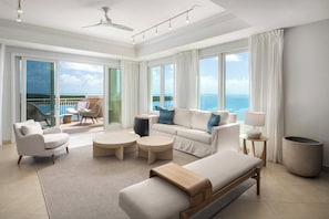 Two Bedroom Oceanfront Terrace Penthouse | Sala de estar | Televisión de pantalla plana
