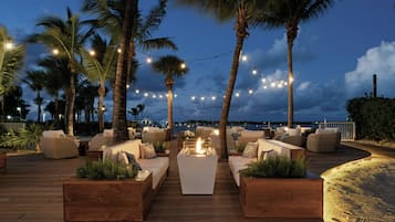 4 restaurantes, se sirven desayunos, comidas, cenas y cocina americana