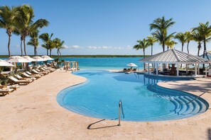 4 bares, bar en la piscina, bar junto a la piscina