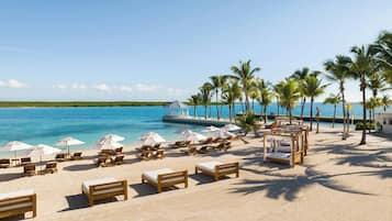 Plage privée, sable blanc, chaises longues, parasols