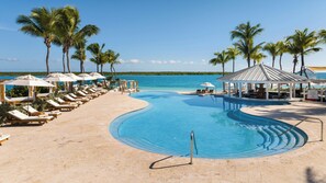Outdoor pool, pool umbrellas, sun loungers - Blue Haven Resort - All-Inclusive (Providenciales)