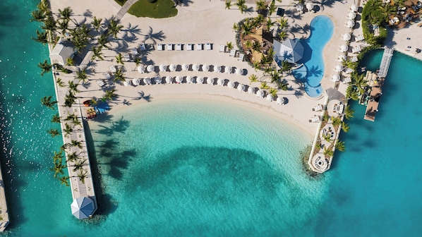 Private beach, white sand, sun loungers, beach umbrellas - Blue Haven Resort - All-Inclusive (Providenciales)