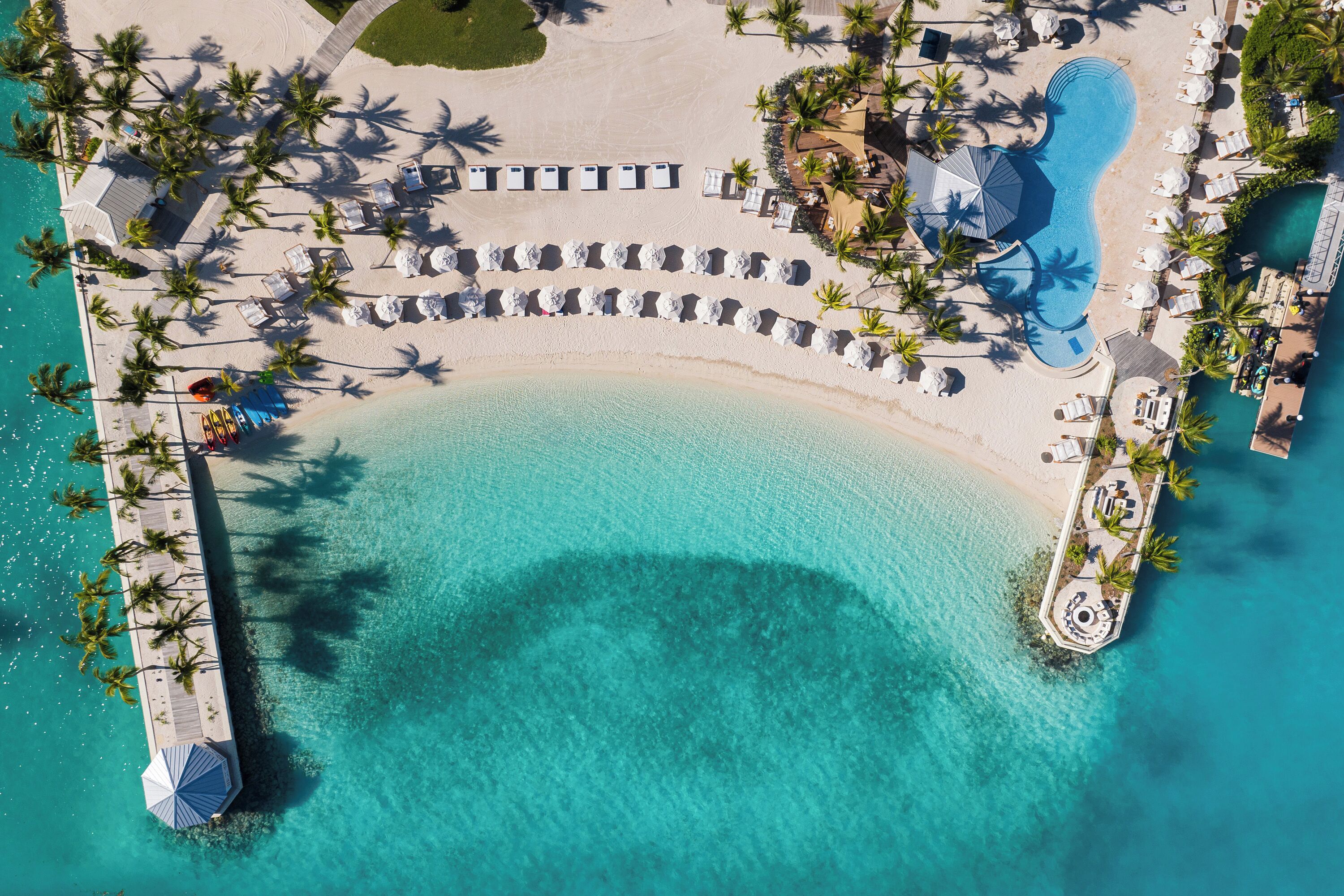 Bãi biển riêng, cát trắng, ghế dài tắm nắng, dù trên bãi biển 