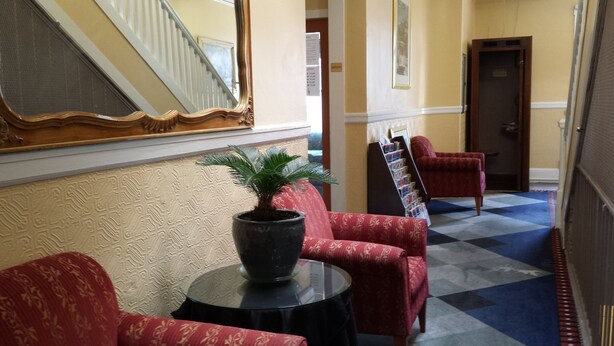 Lobby sitting area - El Capitan Hotel (San Francisco)