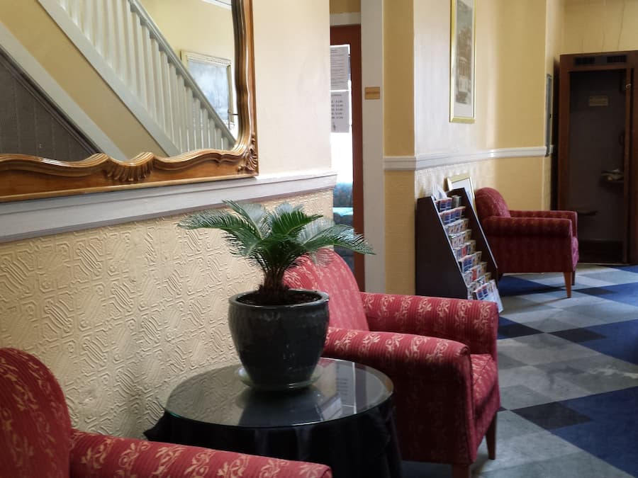 Coin salon dans le hall