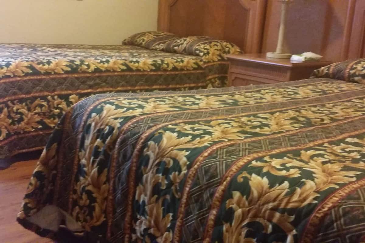 Standaard kamer, 2 tweepersoonsbedden, gedeelde badkamer | Een kluis op de kamer, een strijkplank/strijkijzer, gratis wifi