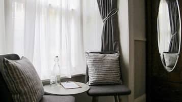 Kahden hengen huone, kylpyhuone makuuhuoneen yhteydessä (Room 1)